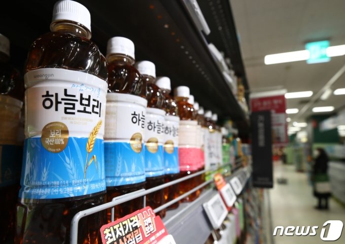  서울의 한 대형마트에 진열된 웅진식품의 하늘보리 음료. /사진제공=뉴스1
