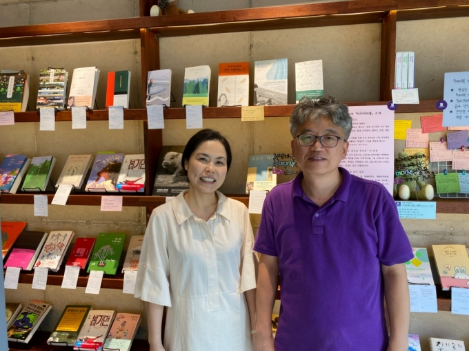 아이들이라면 누구나 책을 가져가는 춘천 '바라타리아 책방'을 운영하는 장남운, 강은영 사장 부부. 뒤쪽에 보이는 책들이, 주인을 기다리는 '미미책'이다. 지금까지 113권의 책을 아이들이 가져갔다./사진=남형도 기자