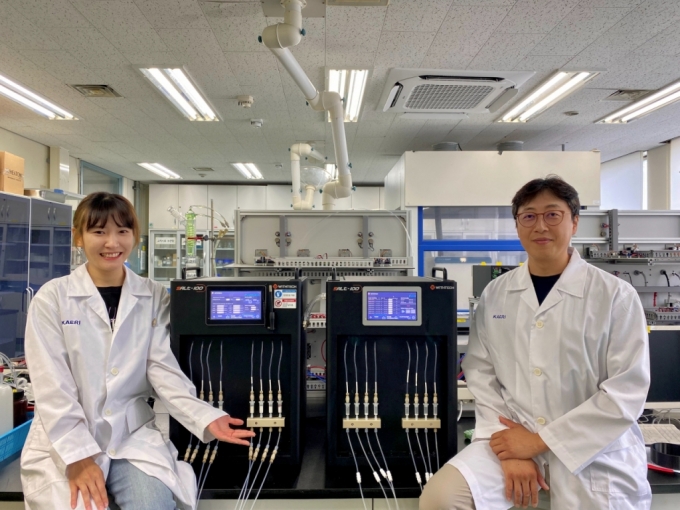 김가현 과학기술연합대학원대학교(UST) 석사생(왼쪽)과 김현철 UST 교수(오른쪽)가 해양 방사능을 기존 장비보다 2배 빠르게 측정할 수 있는 기술을 개발했다. / 사진=과학기술연합대학원대학교(UST)