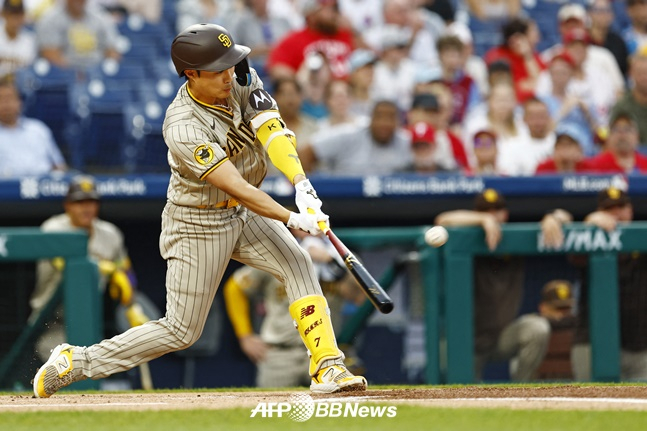 김하성이 지난 7월 17일(한국시간) 필라델피아전 1회 초 낮은 코스의 공을 받아쳐 홈런을 만들어내고 있다. /AFPBBNews=뉴스1