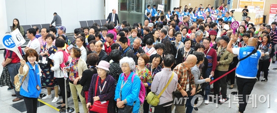 지난해 10월 크루즈 관광객 100만명 돌파를 하루 앞둔 19일 제주시 건입동 제주항여객국제터미널에서 중국인 크루즈 관광객들이 제주 관광을 위해 입국하고 있다. /사진=뉴스1 /사진=뉴스1