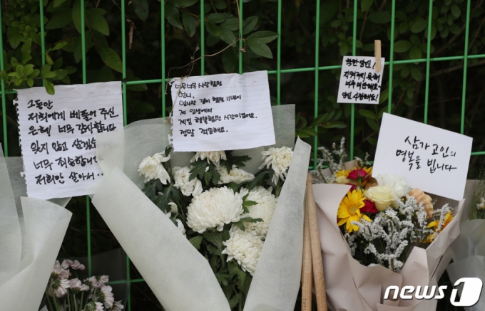 지난 7일 오전 묻지마 흉기난동 사건이 발생한 경기 성남시 분당구 서현역 인근 사고 현장에 숨진 A씨(60대·여)를 추모하는 물품들이 놓여져 있다. /사진=뉴스1