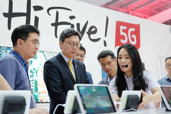 = 지난 15일 인도네시아 자카르타에 문을 연 KT의 5G 체험관을 방문한 김창범 주인도네시아대한민국대사가 5G 서비스에 대한 설명을 듣고 있다.(KT 제공)2018.8.16/뉴스1