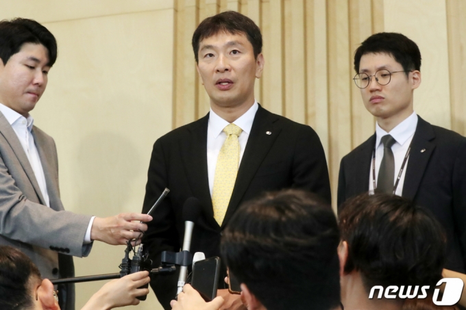 (인천공항=뉴스1) 민경석 기자 = 이복현 금융감독원장이 10일 오전 인천 서구 하나금융그룹 글로벌캠퍼스에서 열린 '중소기업 ESG 경영지원 업무협약식'을 마친 뒤 취재진의 질문에 답하고 있다. 2023.8.10/뉴스1 Copyright (C) 뉴스1. All rights reserved. 무단 전재 및 재배포 금지.