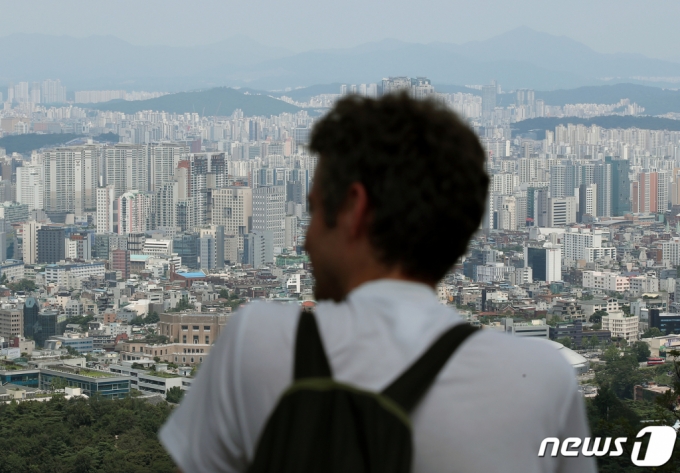 (서울=뉴스1) 박정호 기자 = 서울 아파트값이 하락을 멈추고 '추세 상승'에 들어섰다는 분석이 나온 30일 서울시 용산구 남산N타워를 찾은 관광객이 도심 아파트단지를 바라보고 있다.   한국부동산원의 7월 4주(24일 기준) 주간 아파트 가격 동향에 따르면 서울은 전 주 대비 0.07% 상승해 직전 주(0.07%)와 같은 상승폭을 보였으며, 서울 강북 14개구가 평균 0.06% 상승, 강남 11개구는 0.08% 올라 지난주(0.07%)보다 상승폭이 소폭 커졌다. 2023.7.30/뉴스1  Copyright (C) 뉴스1. All rights reserved. 무단 전재 및 재배포 금지.