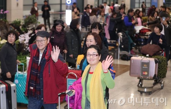 2017년 12월 인천국제공항을 통해 방한한 중국인 단체관광객들이 손을 흔들며 공항을 나서고 있다. /사진=뉴스1