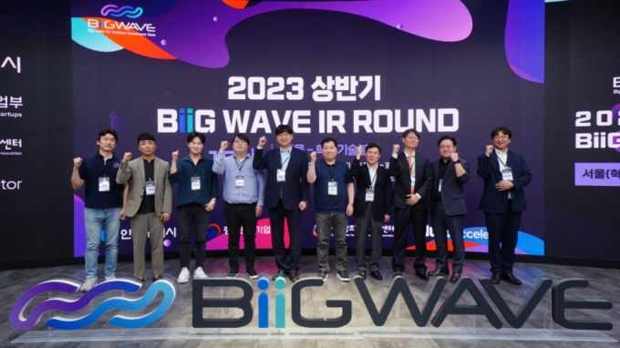 상반기 &#039;빅웨이브(BiiG WAVE)&#039;에 선정된 스타트업들이 기념사진을 촬영하고 있다. /사진=인천창조경제혁신센터 