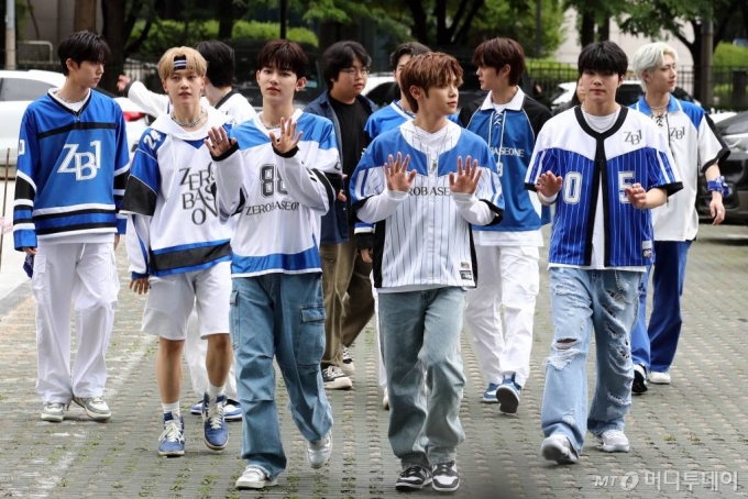 그룹 ZEROBASEONE(제로베이스원) 김규빈, 김지웅, 석매튜, 한유진, 장하오, 성한빈, 김태래, 리키, 박건욱이 18일 오후 서울양천구 SBS 에서 진행되는 라디오 '최화정의 파워타임' 출연을 위해 도착하고 있다.  2023.07.18 /사진=임성균 기자 tjdrbs23@