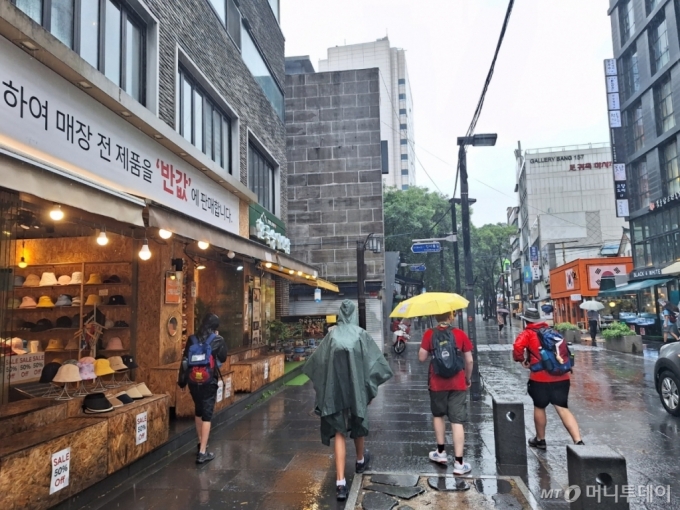 11일 오전 11시쯤 서울 종로구 인사동. '2023 새만금 세계스카우트잼버리'에 참가한 대원들이 폐영식을 앞두고 이곳을 찾은 모습./사진=김지은 기자