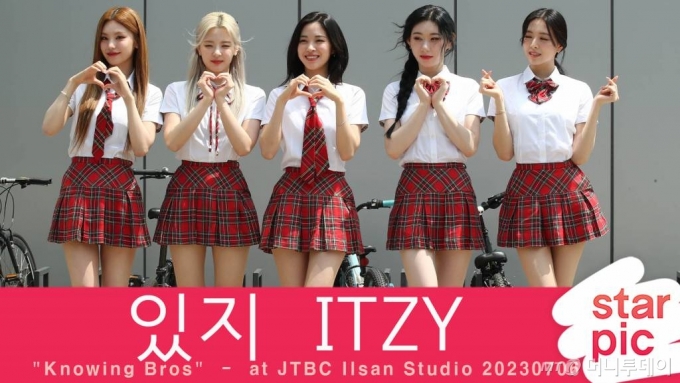 그룹 ITZY(있지) 예지, 리아, 유나, 채령, 류진이 6일 오전 경기도 고양시 JTBC일산 스튜디오에서 진행되는 '아는형님' 녹화를 위해 도착하고 있다. 2023.07.06 /사진=임성균 기자 tjdrbs23@