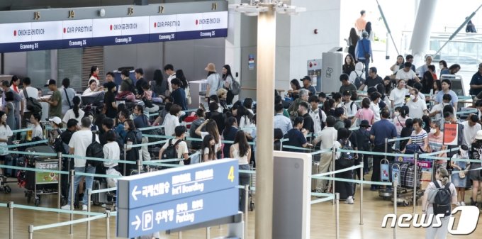 지난 7일 인천국제공항 제1여객터미널 출국장이 이용객들로 붐비고 있다. /사진=뉴스1