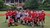 SSG 맥카티(가운데 회색 티)가 13일 인천SSG랜더스필드 앞 유소년 야구 클럽에 방문해 아이들과 기념사진을 찍고 있다./사진=SSG 랜더스