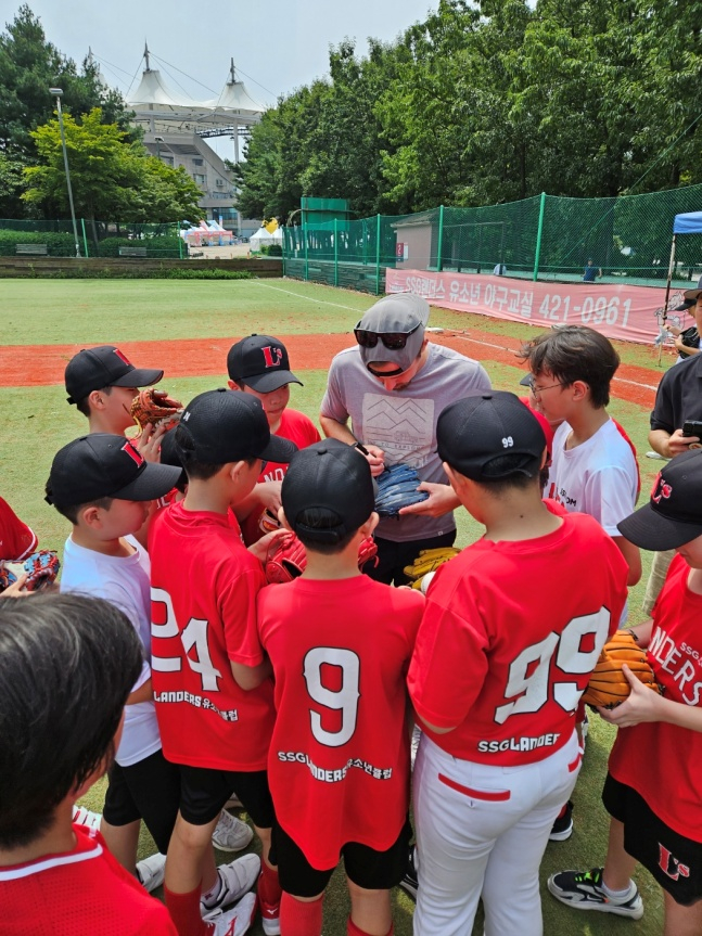 SSG 맥카티(가운데)가 13일 인천SSG랜더스필드 앞 유소년 야구 클럽에 방문해 아이들에게 사인을 해주고 있다./사진=SSG 랜더스