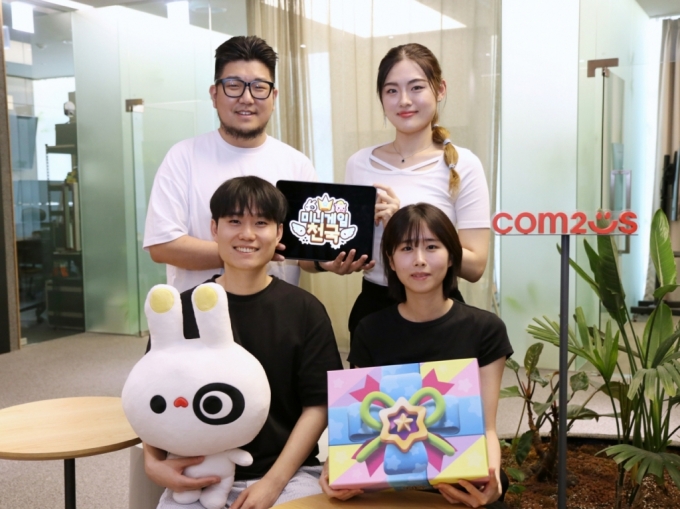 (왼쪽 위부터 시계방향으로) 기획에 지한솔 사원·클라이언트 개발에 권혜영 사원·원화에 이윤지 사원·클라이언트 개발에 안덕규 사원 /사진=컴투스