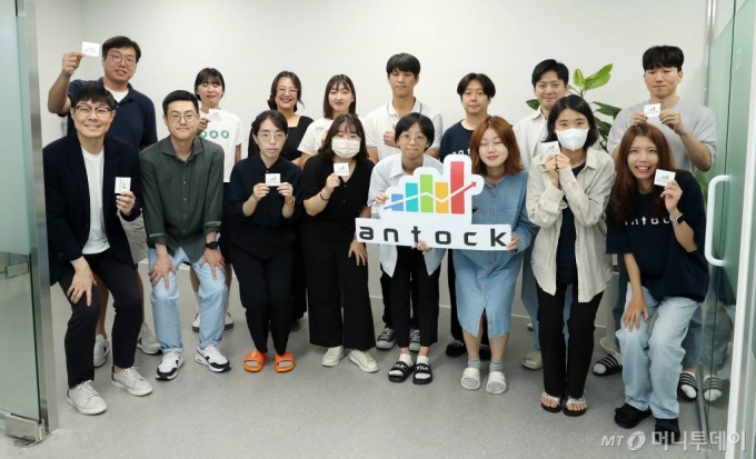 박재준(왼쪽 두번째) 앤톡 대표와 임직원 /사진=김휘선 기자 /사진=김휘선 기자 hwijpg@
