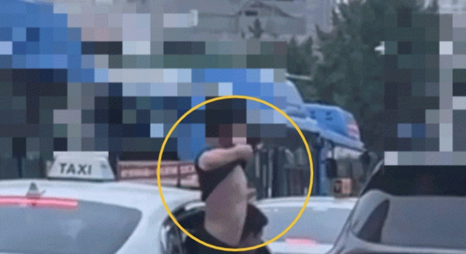10대로 보이는 남성이 택시 뒷좌석 창문으로 상체를 내민 뒤 신체 일부를 노출하는 등 행동을 하는 모습이 담긴 영상이 공개됐다. /사진=보배드림 인스타그램