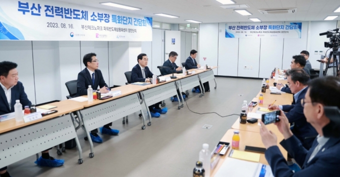 이창양 산업통상자원부 장관은 16일 부산시 기장군에 위치한 파워반도체 상용화센터 회의실에서 '부산 전력반도체 소부장 특화단지 간담회'를 주재했다./사진제공=산업통상자원부