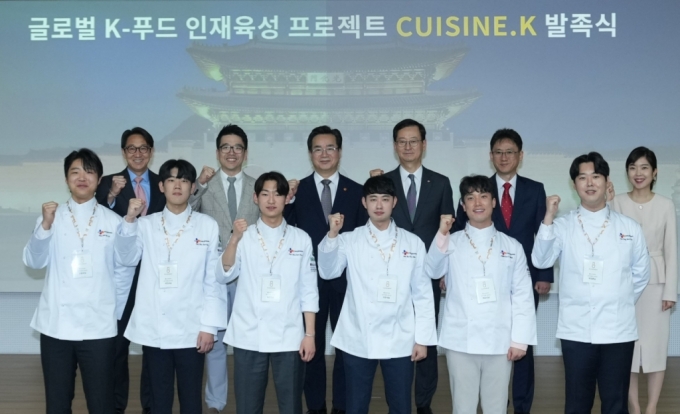 지난 5월서울 필동 CJ인재원에서 열린 Cuisine. K 발족식에서 CJ제일제당 주요 경영진, 농림축산식품부 장관 및 관계자, 국가대표조리팀 대표 선수들이 함께 기념사진을 촬영하고 있다.  사진 왼쪽부터 CJ제일제당 박민석 식품부문 대표, 이선호 식품성장추진실장, 농식품부 정황근 장관, CJ제일제당 최은석 대표이사, 농식품부 양주필 식품산업정책관, 문지인 식품외식산업과장. /사진제공=CJ제일제당