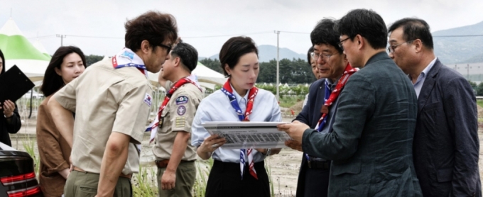 지난달 12일 전북 부안군 새만금 잼버리 야영장 부지에서 구지은 아워홈 부회장(가운데)과 최창행 새만금 잼버리 조직위원회 사무총장(오른쪽부터 세번째) 등 주요 관계자들이 식음서비스 준비 상황에 대해 논의하고 있다./사진제공=아워홈