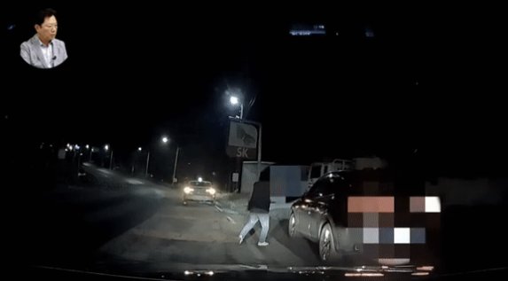 음주운전을 하던 중 택시 기사에게 붙잡힌 남성이 "이번에 (걸리면) 삼진아웃"이라며 잘못을 비는 모습이 공개돼 공분이 일고 있다. /영상=유튜브 채널 '한문철TV'