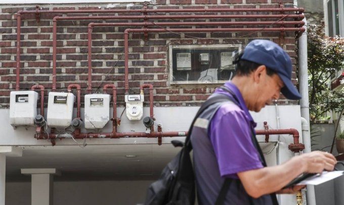 [서울=뉴시스] 김근수 기자 =  서울 용산구의 한 빌라촌에 가스계량기와 전기계량기가 설치돼 있다. /newsis.com