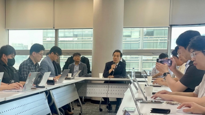 김재수 한국과학기술정보연구원(KISTI) 원장(가운데)이 18일 서울 광화문 HJ비즈니스센터에서 열린 슈퍼컴퓨터 6호기 도입 기자간담회에서 발언하고 있다./사진=변휘 기자