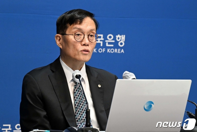 (서울=뉴스1) 사진공동취재단 = 이창용 한국은행 총재가 13일 서울 중구 한국은행에서 통화정책방향 기자간담회를 하고 있다. 2023.7.13/뉴스1 Copyright (C) 뉴스1. All rights reserved. 무단 전재 및 재배포 금지.
