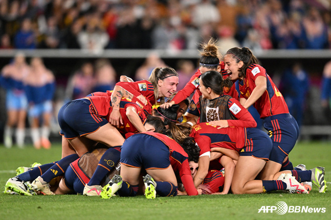 '남자 이어 女도 해냈다' 스페인 여자월드컵 첫 우승! 잉글랜드에 1-0 짜릿승... 골 넣는 수비수 카르모나 또 히어로 등극 ...