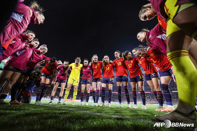 '남자 이어 女도 해냈다' 스페인 여자월드컵 첫 우승! 잉글랜드에 1-0 짜릿승... 골 넣는 수비수 카르모나 또 히어로 등극 ...