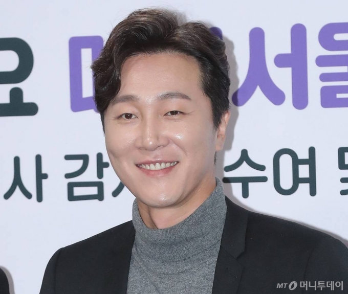 정신건강의학과 전문의 양재웅이 16일 오전 서울 중구 서울시청에서 진행된 '서울특별시 홍보대사 감사패 수여 및 위촉식'에 참석해 포즈를 취하고 있다. 2023.02.16 /사진=김창현 기자 chmt@