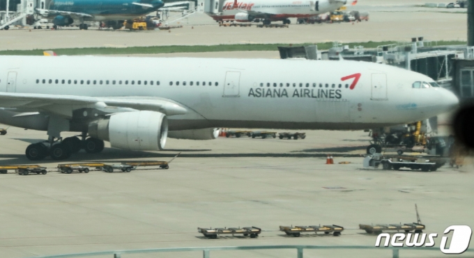 지난달 19일 인천국제공항 1터미널 활주로에 대기중인 아시아나항공 항공기. /사진=뉴스1
