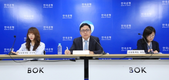 서정석 한국은행 경제통계국 금융통계팀장(사진 가운데)이 22일 서울 중구 한국은행에서 2023년 2/4분기 가계신용(잠정)의 주요 특징을 설명하고 있다./사진제공=한은