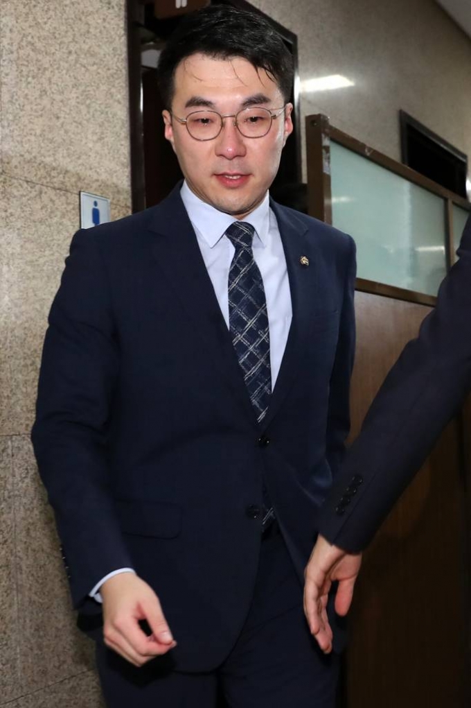 [서울=뉴시스] 이영환 기자 = 김남국 무소속 의원이 17일 오전 서울 여의도 국회에서 열린 윤리특별위원회 제1소위원회에 출석해 거액의 코인 투자·보유 의혹 소명을 마친 후 회의장을 나서고 있다. 2023.08.17.