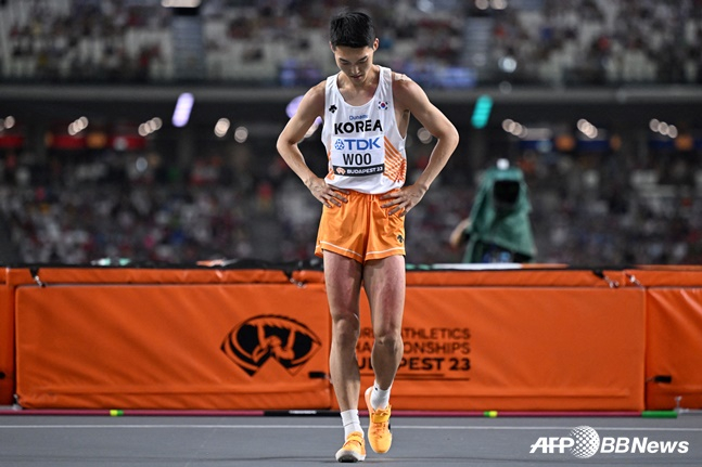 우상혁이 23일 세계육상선수권 남자 높이뛰기 결선에서 실패한 뒤 고개를 떨구고 있다. /AFPBBNews=뉴스1