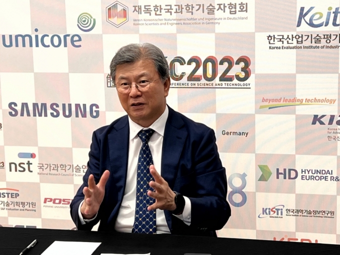 김복철 국가과학기술연구회(NST) 이사장이 지난 14일부터 18일까지 독일 뮌헨에서 열린 한국-유럽 과학기술학술대회(EKC 2023) 이후 한국과학기자협회 공동취재단과 현지 인터뷰를 진행했다. / 사진=한국과학기자협회