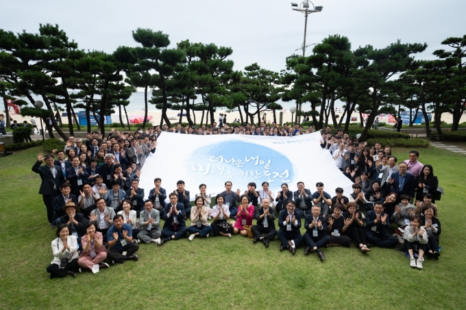 지난해 부산에서 열린 제20회 벤처썸머포럼 단체사진/사진제공=벤처기업협회