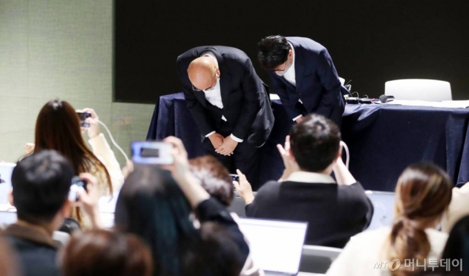 지난해 10월 19일 남궁훈·홍은택 당시 카카오 각자대표가 19일 오전 경기 성남시 카카오 아지트에서 열린 판교 데이터센터 화재로 인한 서비스 장애 사태 관련 기자회견에서 이용자들에게 고개 숙여 사과하고 있다. /사진=김휘선 기자 hwijpg@