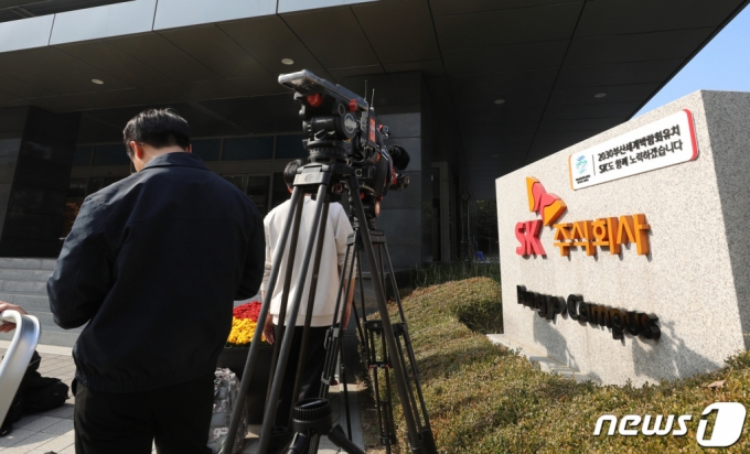 지난해 10월 21일 카카오 서비스 장애 사태를 촉발한 판교 데이터센터 화재 사고를 수사하기 위해 경기 성남 SK C&amp;C 판교캠퍼스를 압수수색하고 있다. /사진=뉴스1