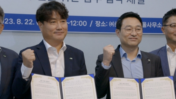 이철 로우카본 대표(사진 왼쪽)와 서정욱 티유브이슈드코리아 대표가 탄소 감축 기술 협력을 위한 MOU를 체결한 뒤 기념 촬영 중이다/사진제공=로우카본