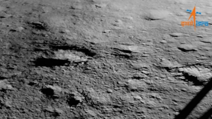 인도우주연구기구(ISRO)는 달 탐사선 &#039;찬드라얀 3호&#039;(Chandrayaan-3)가 달 남극을 최초로 촬영한 사진을 공개했다. / 사진=인도우주연구기구(ISRO)