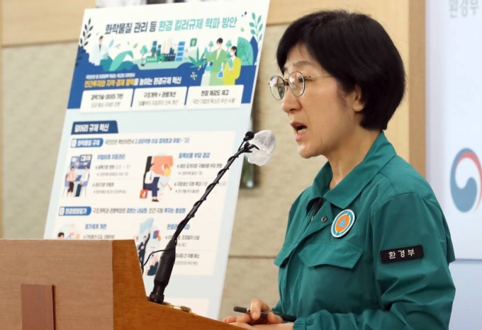 한화진 환경부 장관이 지난 22일 세종시 정부세종청사에서 화학물질 관리 등 환경 킬러규제 혁파 방안을 설명하고 있다. 2023.08.24.