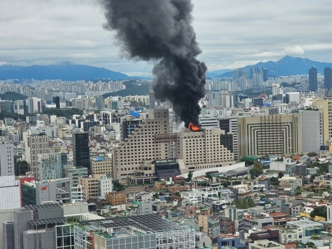 24일 오후 12시45분쯤 서울 강남구 역삼동 한 호텔에서 화재가 발생했다. /사진제공=독자