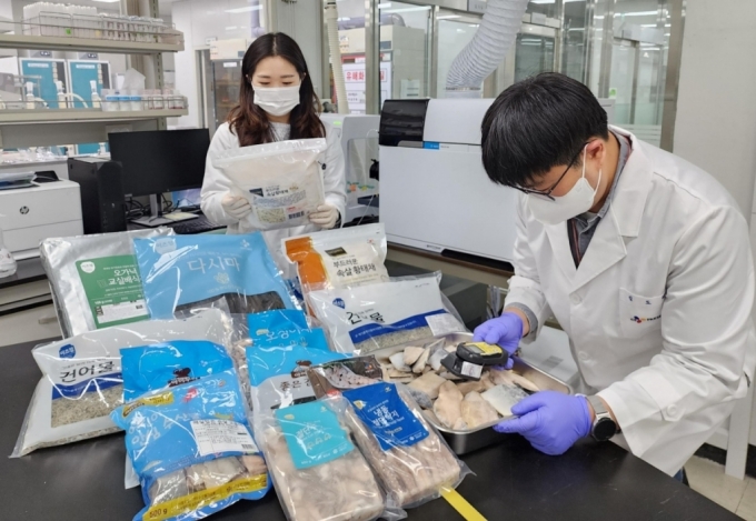 경기도 이천 CJ프레시웨이 식품안전연구실에서 수산물 방사능 검사를 진행하고 있다./사진제공=CJ프레시웨이