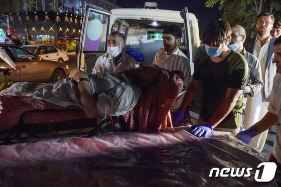 26일(현지시간) 아프가니스탄 카불 공항 외곽에서 발생한 IS 소행의 연쇄 자살폭탄 테러로 발생한 부상자가 병원으로 이송되고 있다. /사진=뉴스1=AFP