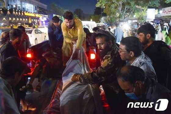 2021년 8월26일(현지시간) 아프가니스탄 카불 공항 외곽에서 발생한 IS 소행의 연쇄 자살폭탄 테러로 발생한 부상자가 트럭으로 병원에 이송되고 있다. /사진=뉴스1=AFP