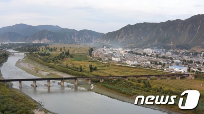 중국의 도문과 북한의 남양 사이를 흐르는 두만강 위에 철도 대교(앞쪽)와 도문 도로 대교가 보인다. 멀리 흰색 건물의 남양기차역이 보인다. (C) News1 박흥일 사진작가 