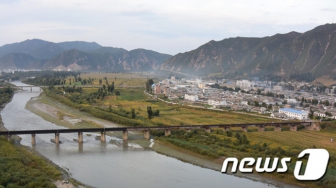 중국의 도문과 북한의 남양 사이를 흐르는 두만강 위에 철도 대교(앞쪽)와 도문 도로 대교가 보인다. 멀리 흰색 건물의 남양기차역이 보인다. (C) News1 박흥일 사진작가