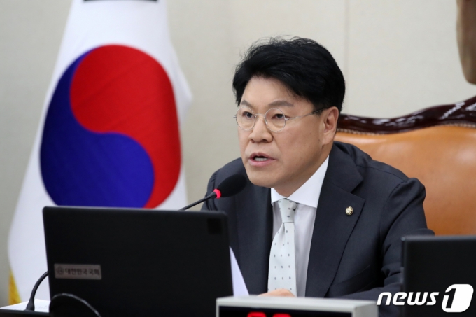 (서울=뉴스1) 이승배 기자 = 장제원 국회 과학기술정보방송통신 위원장이 26일 오전 서울 여의도 국회에서 열린 국회 과학기술정보방송통신위원회를 주재하고 있다. 이날 더불어민주당은 국민의힘 단독 개의에 항의하며 과방위 회의에 전원 불참하는 한편 우주항공청 특별법에 대해 안건조정위원회 회부를 신청하며 맞받았다. 2023.7.26/뉴스1 Copyright (C) 뉴스1. All rights reserved. 무단 전재 및 재배포 금지.