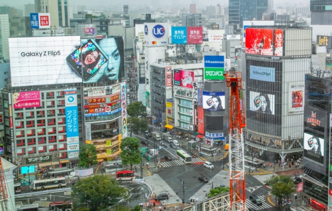 삼성전자가 일본 도쿄 시부야에서 '갤럭시Z플립5' 옥외광고를 진행하고 있다. / 사진=삼성전자