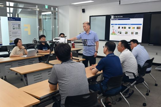 ETRI연구진과 더피치 직원들이 농작물 드론 모니터링 서비스에 대해 회의하는 모습/사진=ETRI 